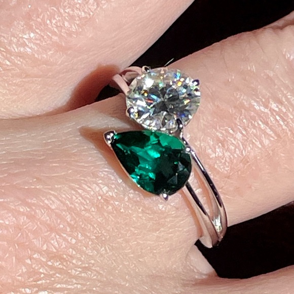 Toi et Moi Ring. - 1.61ct Emerald & 2ct Moissanite - Picture 5 of 7